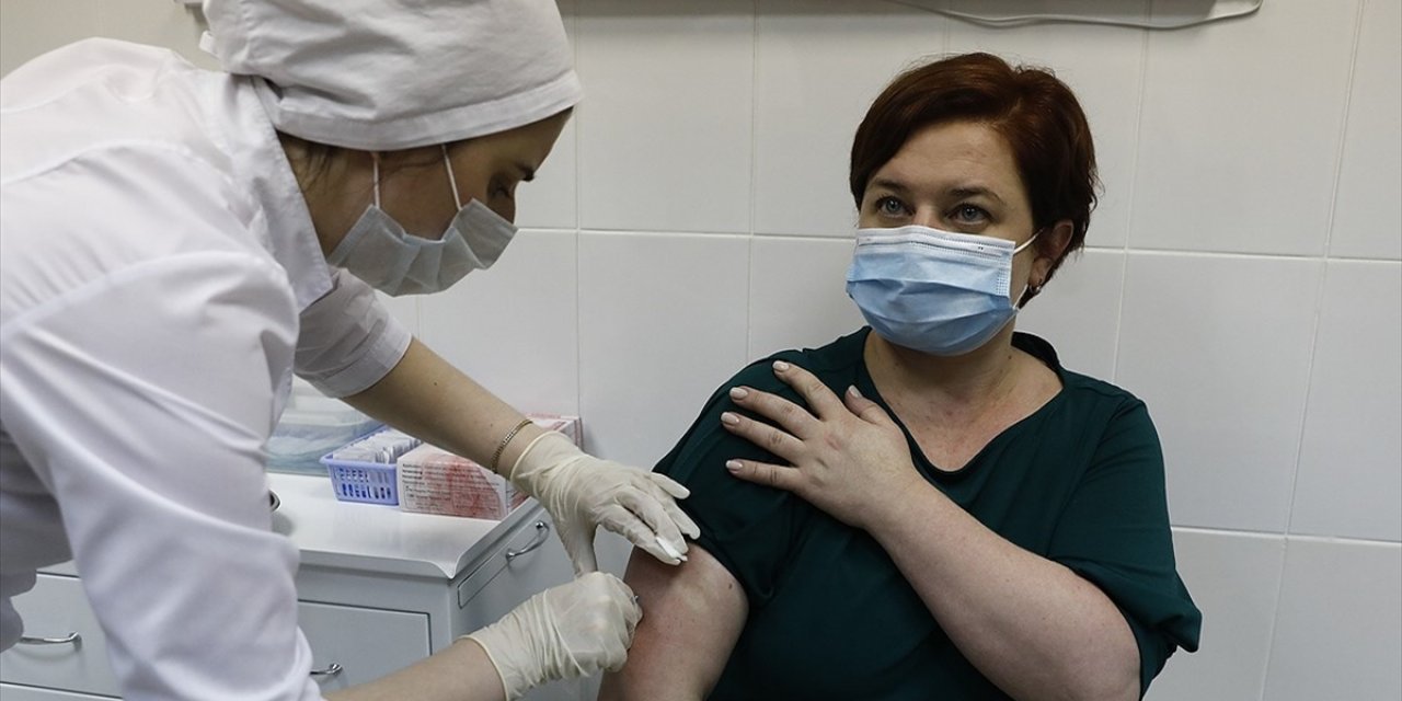 Rusya’da Kovid-19 Aşı Adayının Gönüllüler Üzerinde Denenmesine Başlandı