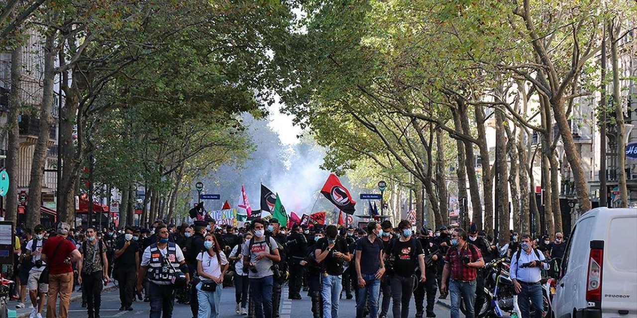Fransa Karıştı Halk Sokaklara Döküldü Macron İktidarı Sallanıyor Protestolarla İlgili Talepler eğer...