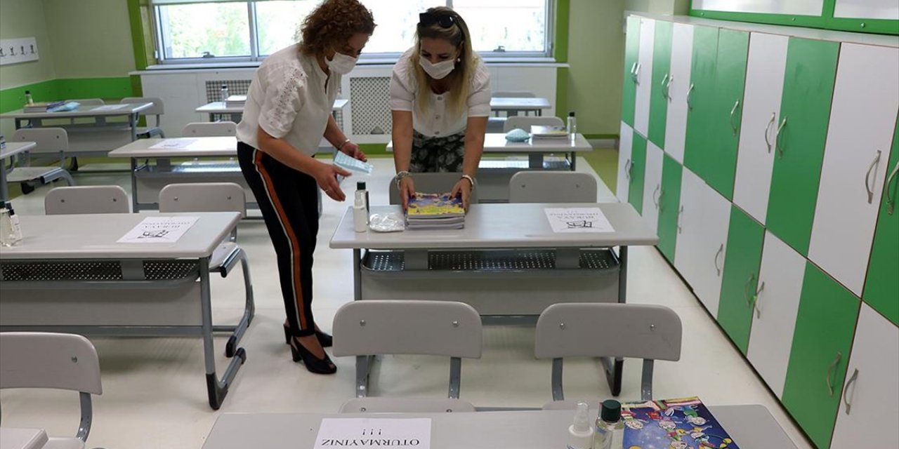 Öğretmenler Okulları Öğrencilere Hazırlamaya Başladı Hazırlıklarda dikkat çeken Kovid-19 Tedbirleri