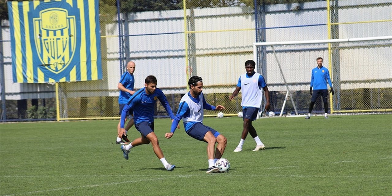 Mke Ankaragücü Tarihi bir gün yaşadı Efsane transferi ilk kez Antrenmanına Çıktı