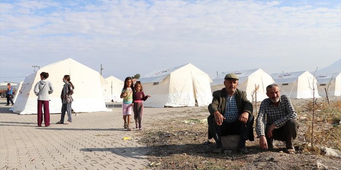 Niğde'deki Korkutan Depremin Ardından Vatandaşlar Geceyi Dışarıda Geçirdi