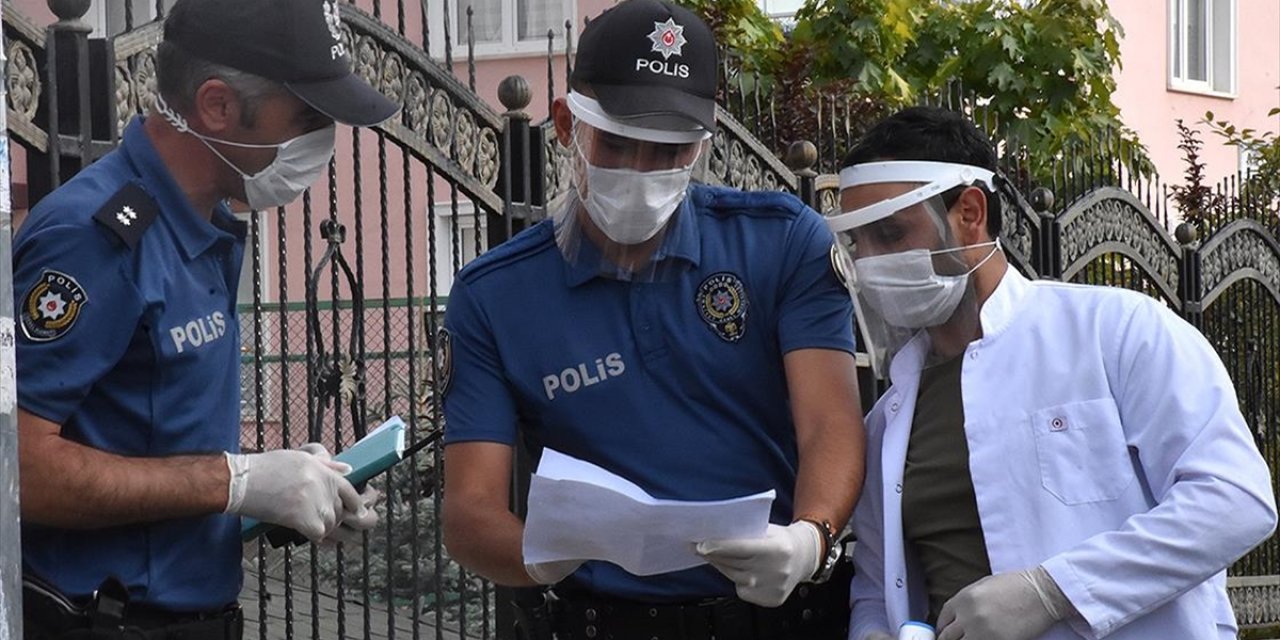 Ev Karantinasına Uymayanlar 'Çat Kapı Timi' ile Yakalanıyor
