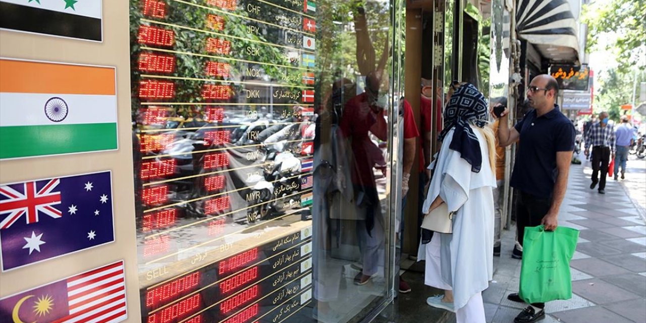 İran'da Dolar ve Avro Tarihinin Zirvesine Ulaştı