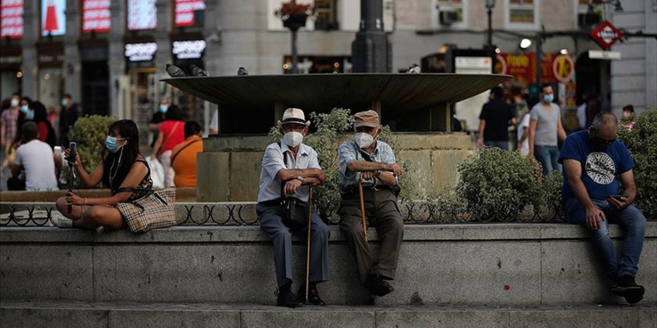İspanya'da Son 24 Saatte 12 Bin 272 Kişiye Kovid-19 Tanısı Konuldu