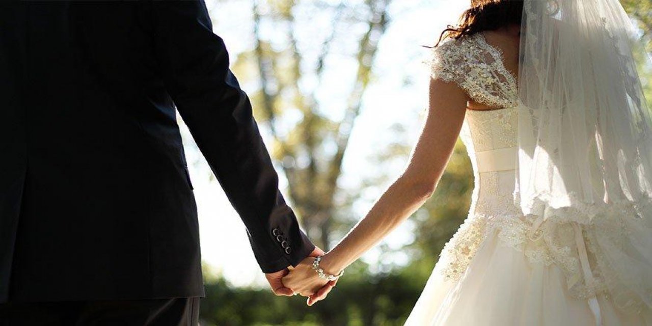 Koronavirüs testi pozitif çıkan gelin ve damat düğün yaptı her kesimden tepki yağıyor
