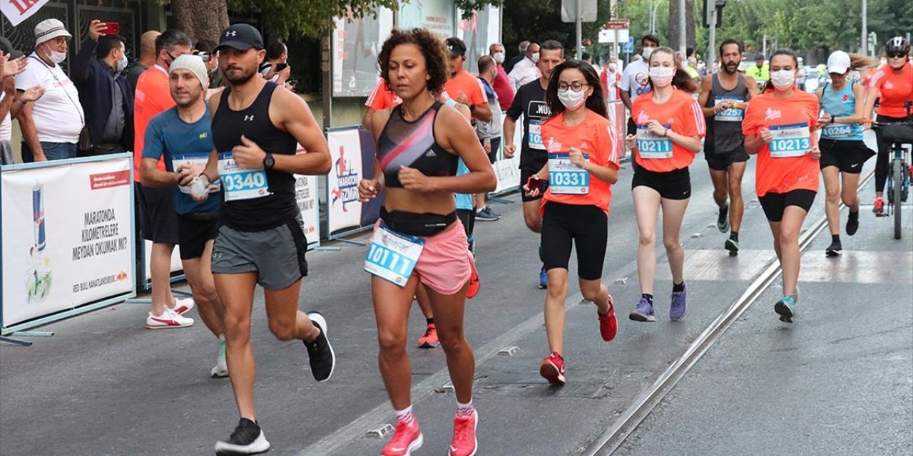 Uluslararası İzmir Maratonu İzmir'de ilk kez böyle Başladı - Herkes biraz buruk...