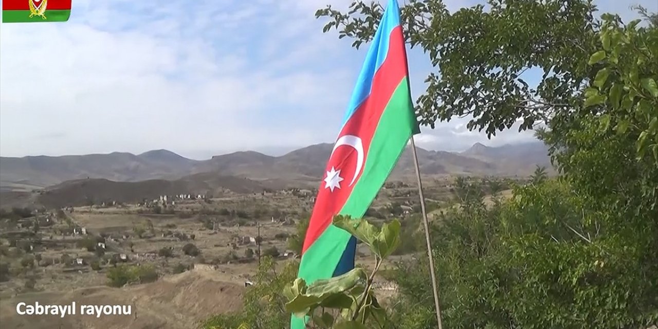 Azerbaycan'ın Kontrolü Sağladığı Cebrail İlinin Köylerinde Bayraklar Asıldı