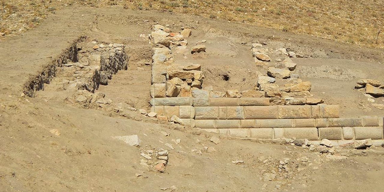 Apameia Antik Kenti Kazı Çalışmalarında Helenistik Döneme Ait 'Duvar' Bulundu
