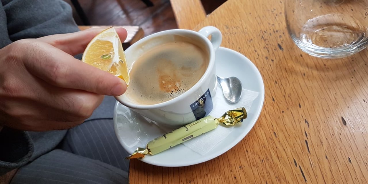 İçtiğiniz kahveye bir dilim limon ekleyip içtiğinizde bakın aslında ne oluyormuş!