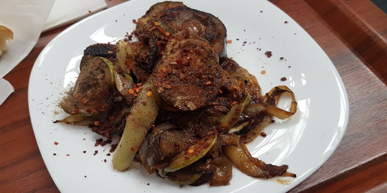 Patlıcan kızartırken Kızartma yağına bir kaç damla sirke damlatınca bakın o sorunu nasıl geçiriyor ve..