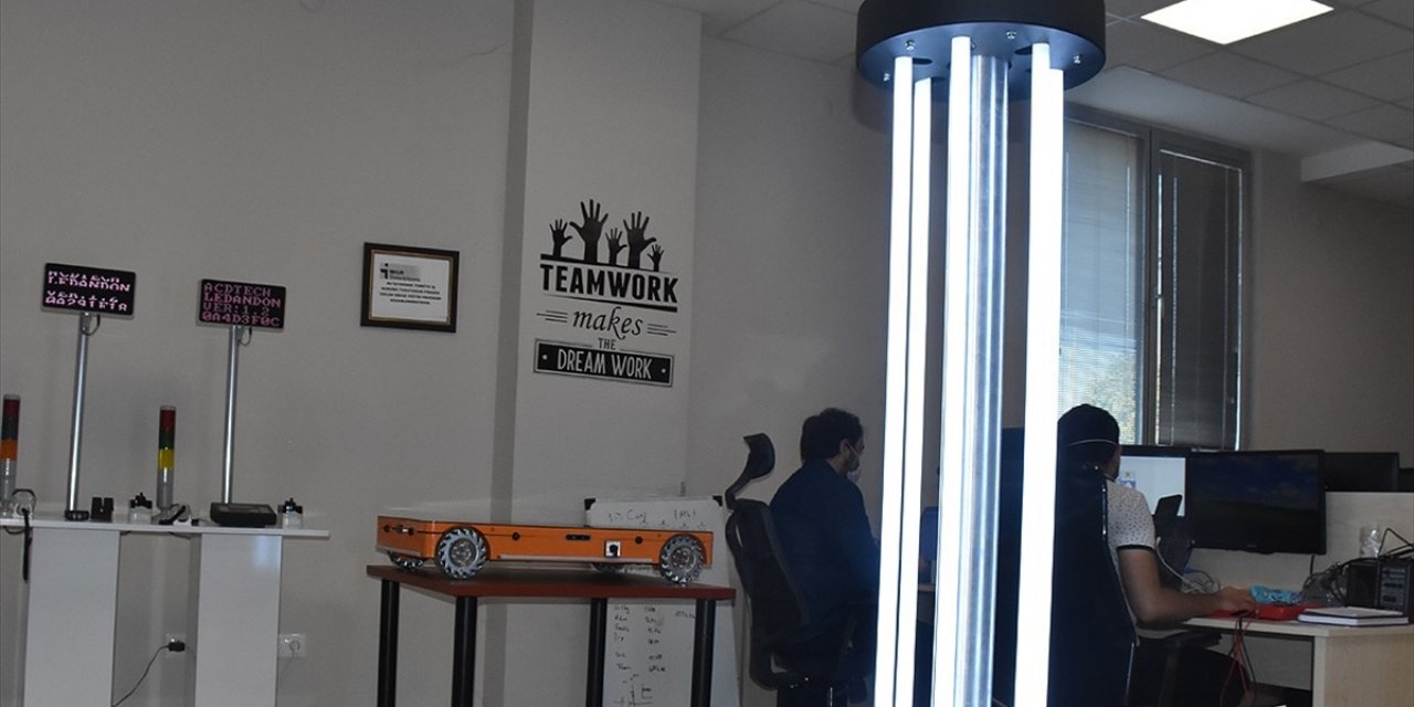 Türk Mucitler Kovid-19'a Karşı 'Temassız' Dezenfeksiyon Robotu Geliştirdiler