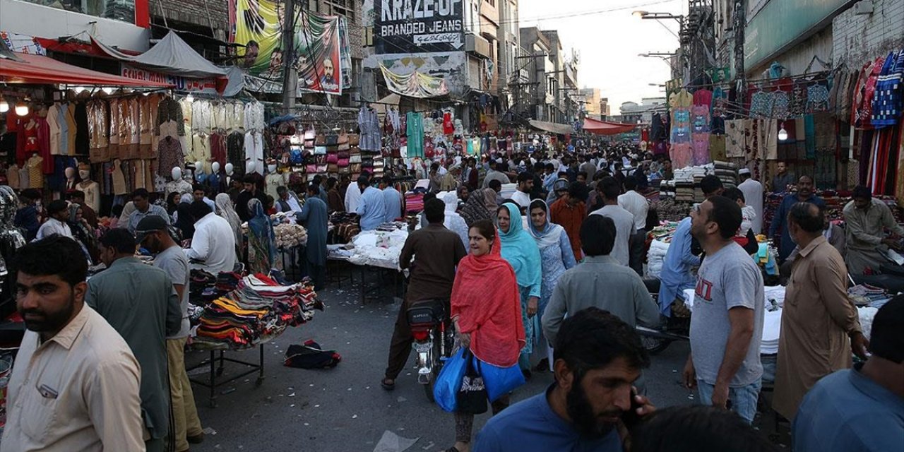 Pakistan'da Halk Kovid-19'u Görmezden Geliyor