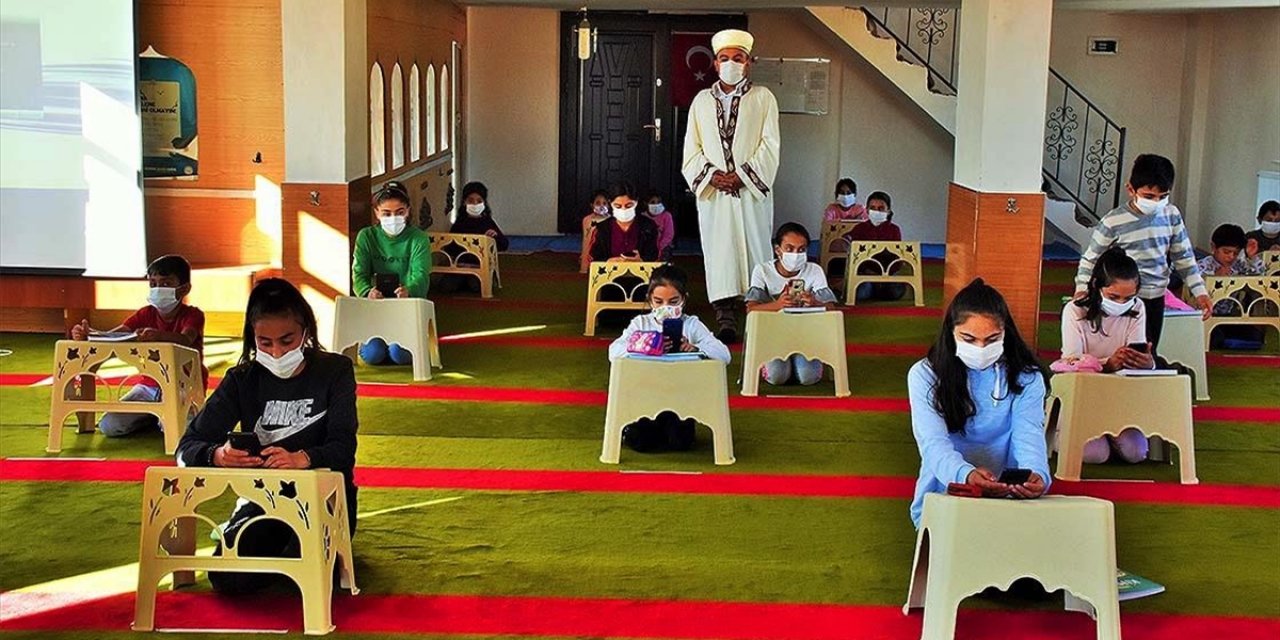 Mahalle İmamı Camiyi Namaz Vakitleri Dışında EBA'ya Bağlanamayan Öğrenciler İçin Açıyor