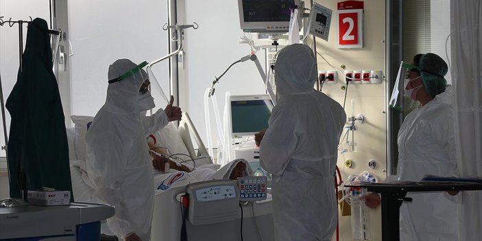 Türkiye'de Kovid-19 Vaka Sayısı Gün Geçtikçe Artıyor