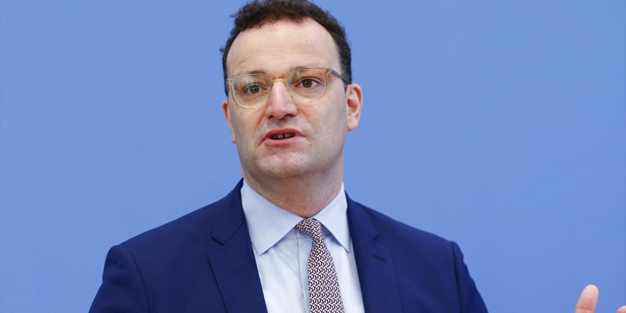 Almanya Sağlık Bakanı Spahn Virüsten Kaçamadı