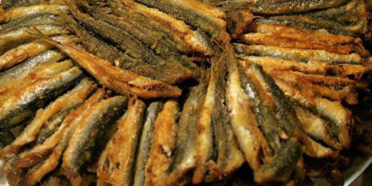 Hamsiyi böyle pişirin hem daha çıtır oluyor hem de evde balık kokusu kalmıyor..