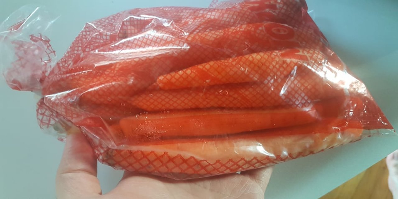 Satın aldığınız havuçlar böyleyse sakın almayın hemen bırakın bozuk olabilir ve sizi zehirleyebilir