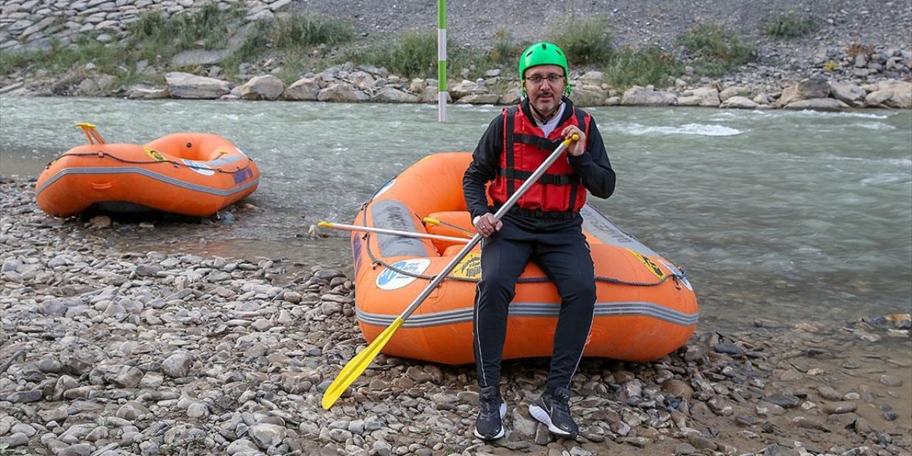 Bakan Kasapoğlu, Hakkari'de Sporcularla Rafting Yaptı