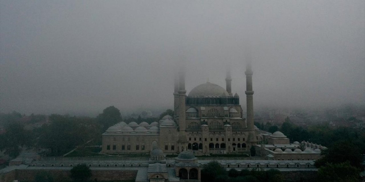 Sis İçerisinde Kalan Selimiye Camisi Görenleri Büyüledi