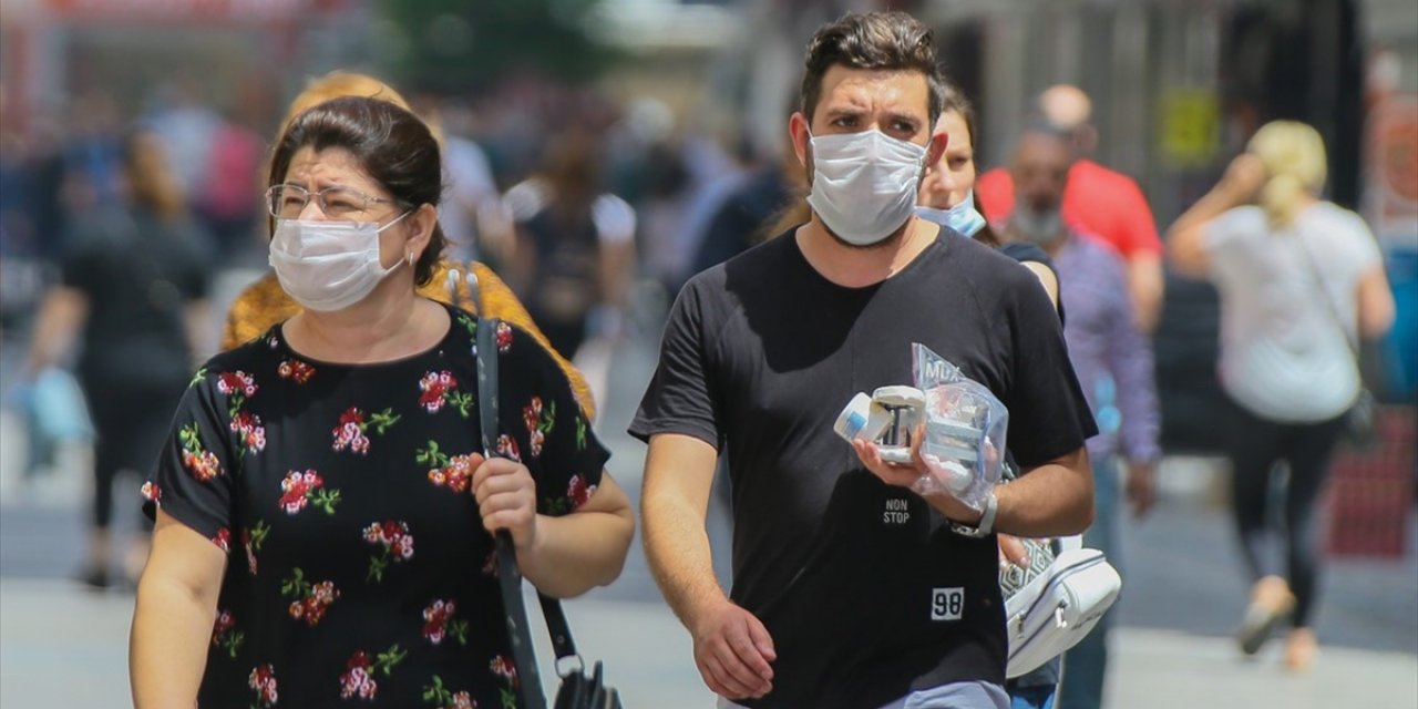 Türkiye'de Son 24 Saatte 2209 Kişide Kovid-19 Teşhis Edildi