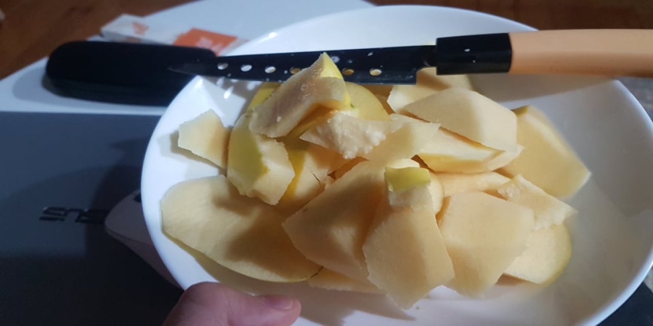 1 adet ayvayı doğrayın tabak içerisine böyle dizin üzerine bal döküp yerseniz o sorunu bitirir!