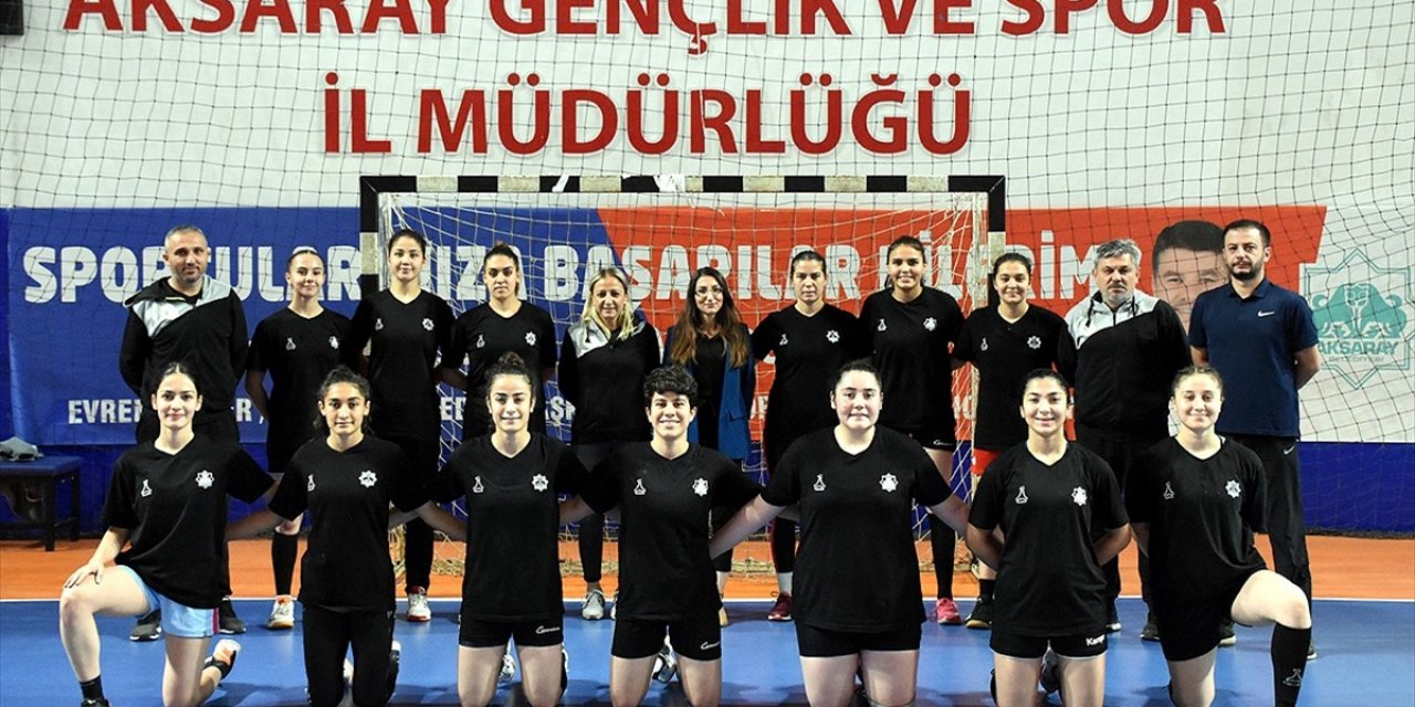 Öğretmen ve Öğrencilerin Kurduğu Hentbol Takımı Süperler Arasında Mücadele Etmenin Gururu Yaşıyor