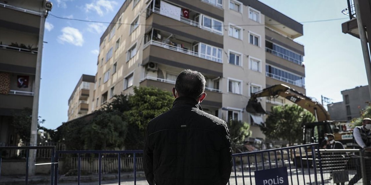 Enkazın Başında en acı bekleyiş müjdeli haber gelsin diye saatlerdir oradan ayrılmadı