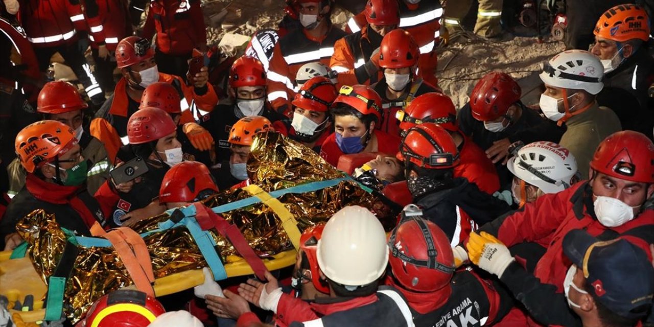 İzmir'deki Korkunç Depreminden Ardından 58'inci Saatte 14 Yaşındaki İdil Enkazdan Çıkarıldı