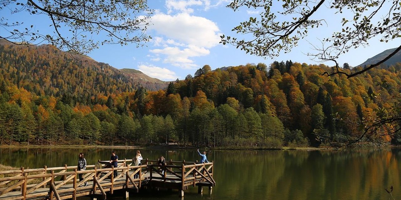 Artvin'in Karagöl'ü Sonbaharın Renkleriyle Görenleri Büyülüyor
