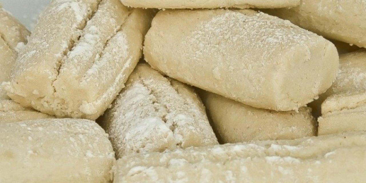 Bugün ne pişirsem diyenlere Misler gibi ağızda dağılan Pirinç Unu Kurabiyesi (Naan Berenji) tarifi