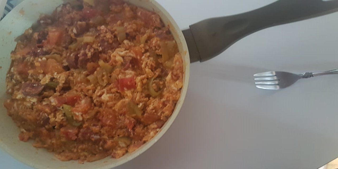 Kahvaltıda ne pişirsem diyenlere Damak çatlatan çok farklı Menemen tarifi çocuklarınız bayılacak