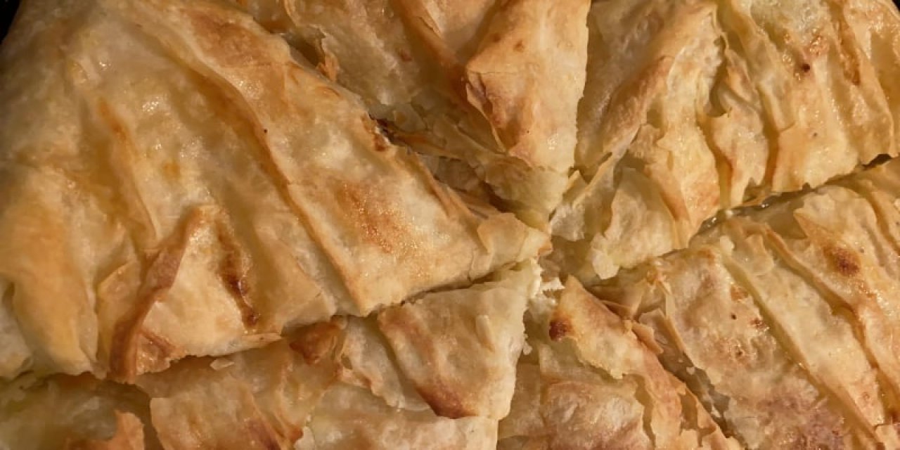 Bugün ne pişirsem diyenlere günün en kolay önerisi tavada pratik peynirli börek tarifi.