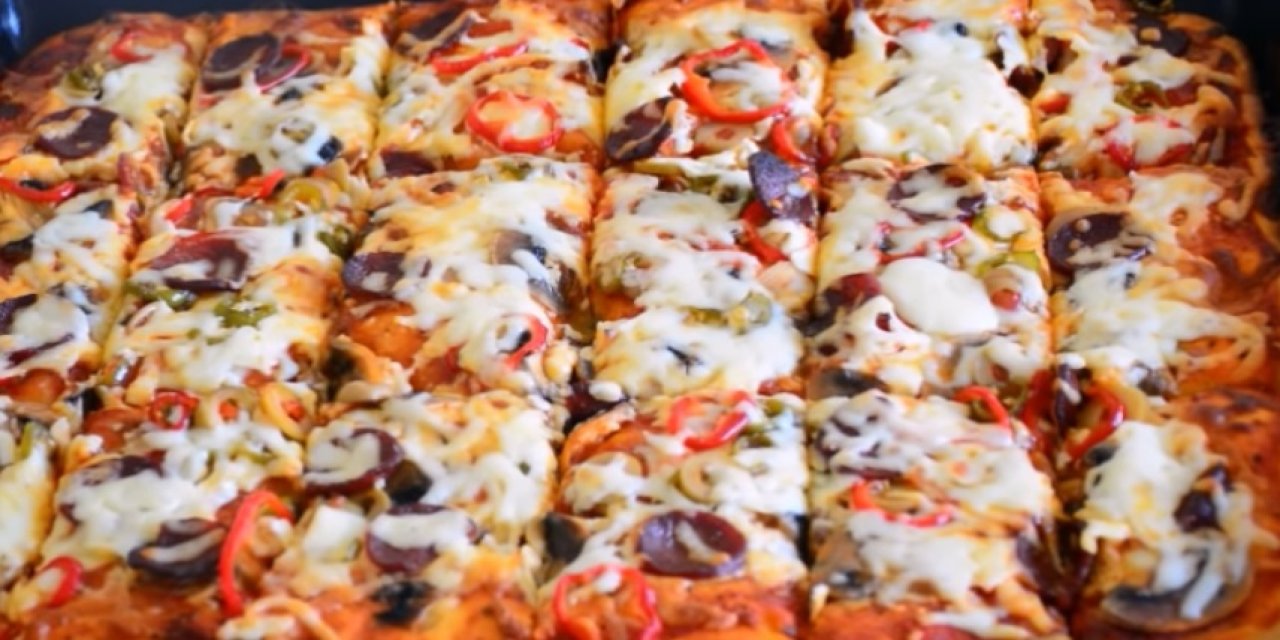Bugün ne pişirsem diyenlere çıtır çıtır evde ucuz yollu yapılan kolay tepsi pizzası tarifi