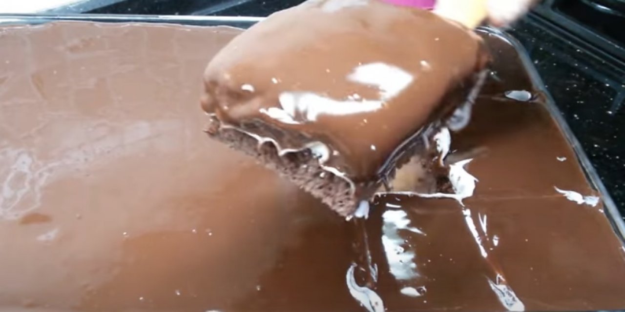 Bugün ne pişirsem diyenlere ağızları tatlandıran ve çabucacık pişen Ağlayan Kek Tarifi