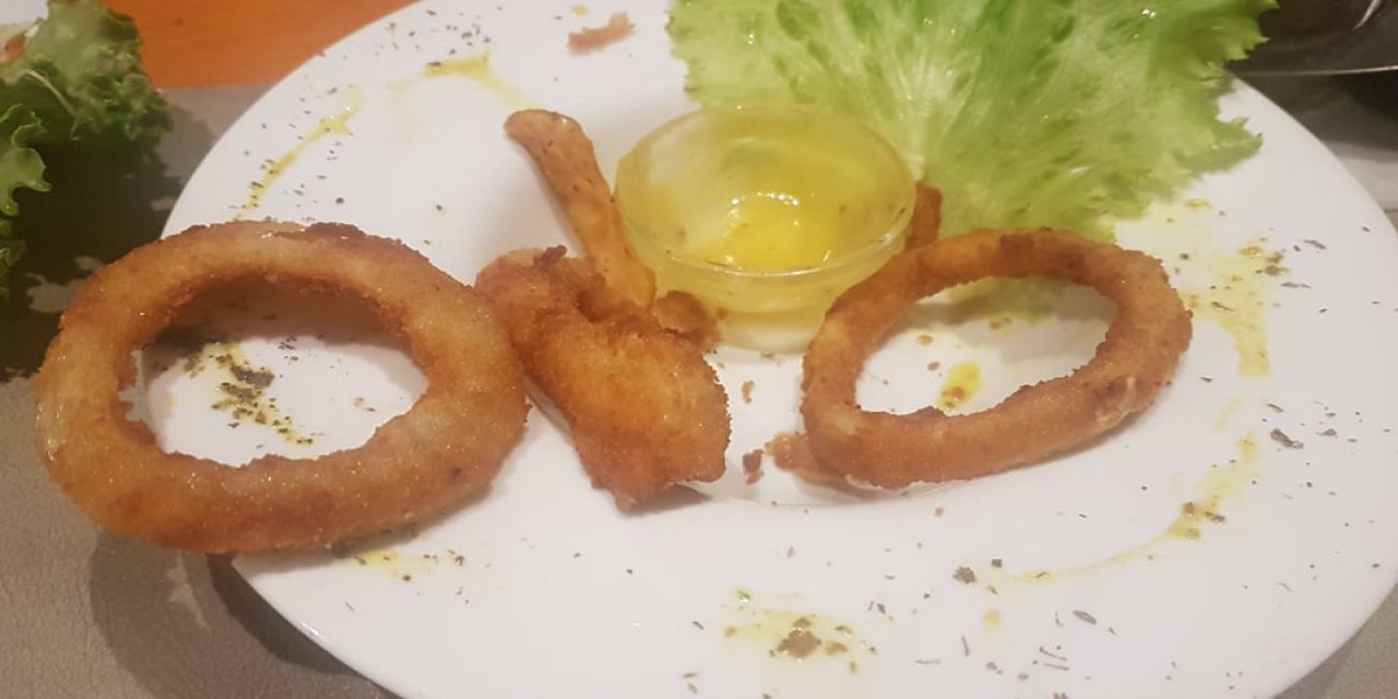 Yemek yapmakla uğraşmak istemeyenlere çıtır çıtır püf noktasıyla atıştırmalık soğan halkası tarifi.