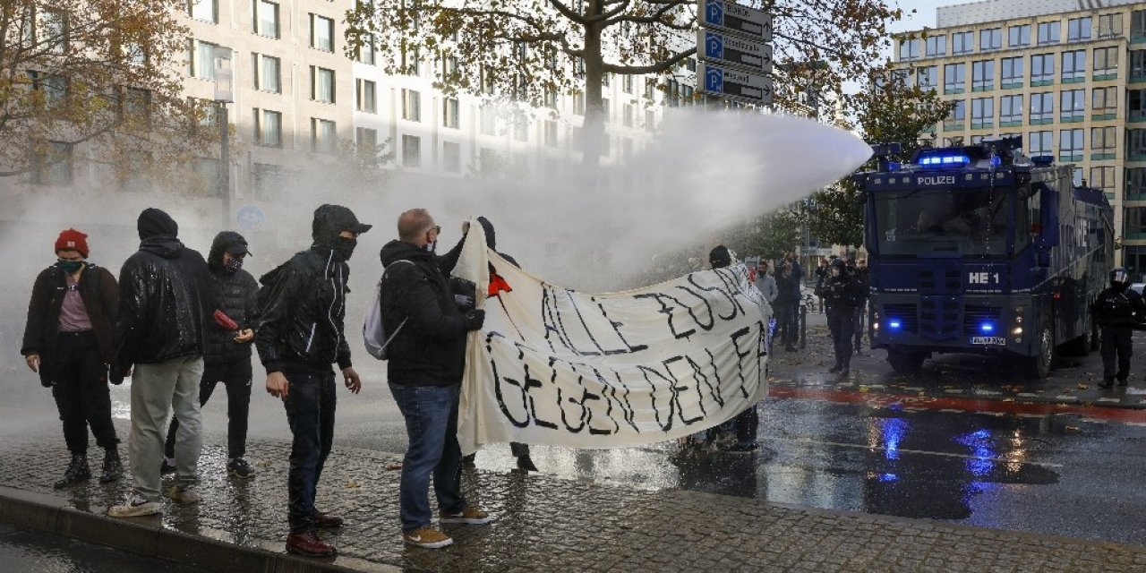 Almanya'nın Frankfurt kenti karıştı. Covid-19 Önlemlerine karşı çıkanlara Polis Müdahalesi