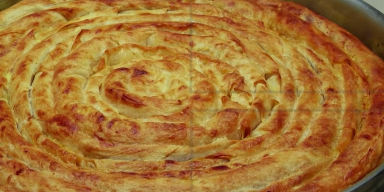 Bugün ne pişirsem diyenlere yapımı çok kolay kusursuz kıymalı çıtır börek tarifi. Püf noktası işte bu sır
