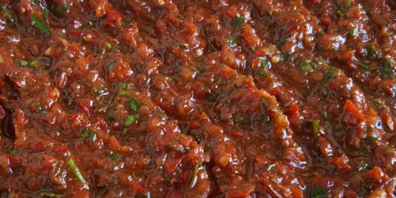 Mutfakta Pek uğraşmayı sevmeyenlere Yemek yanına çok daha kolay hazırlanan şipşak Acılı ezme tarifi..