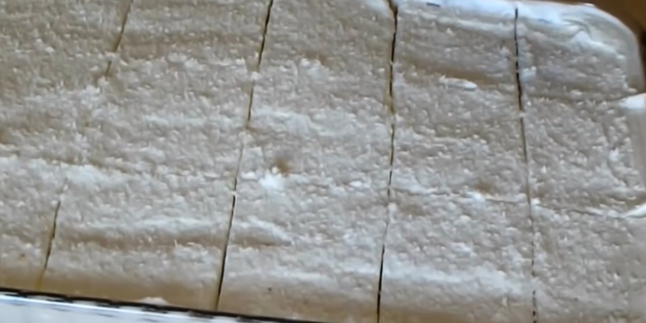 Bugün Akşama tatlı olarak ne pişirsem diyenlere çayın yanına. Haşhaşlı İrmik tatlısı tarifi..