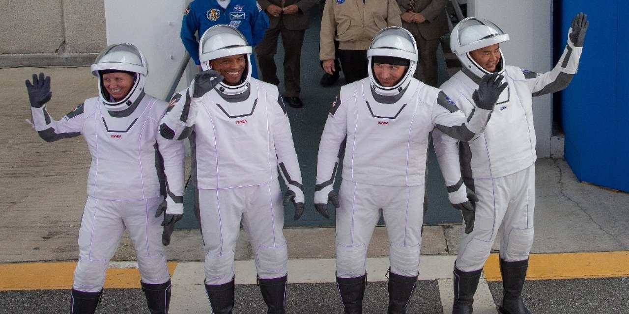 Ve Beklenen oldu. Dünyayı heyecanlandıran gelişme. Nasa Ve Spacex 4 Astronotu Uzaya ulaştırdı.
