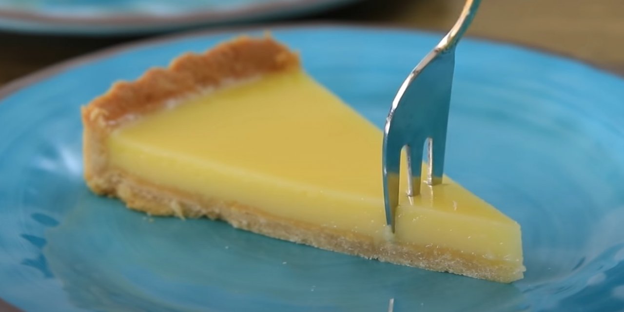 İftara Bugün ne pişirsem diyenlere çayın yanına ağızda dağılan nefis Limonlu tart Kek tarifi.