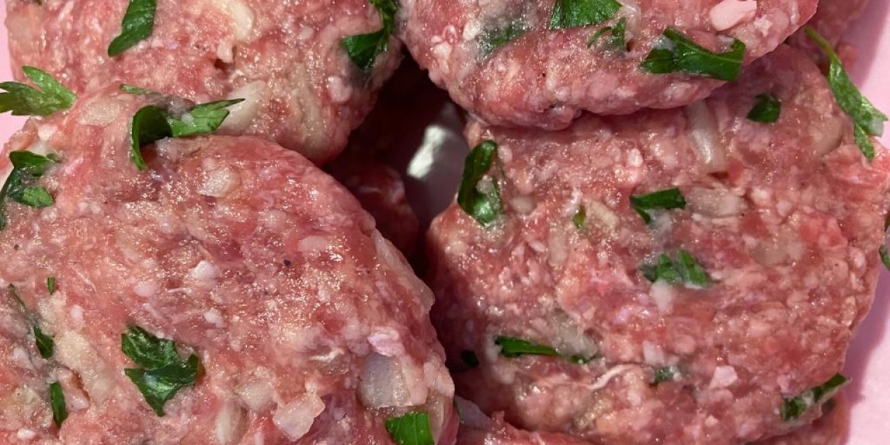 Bugün ne pişirsem diyenlere kurumayan ve yağ çekmeyen püfür püfür Karbonatlı Köfte tarifi..