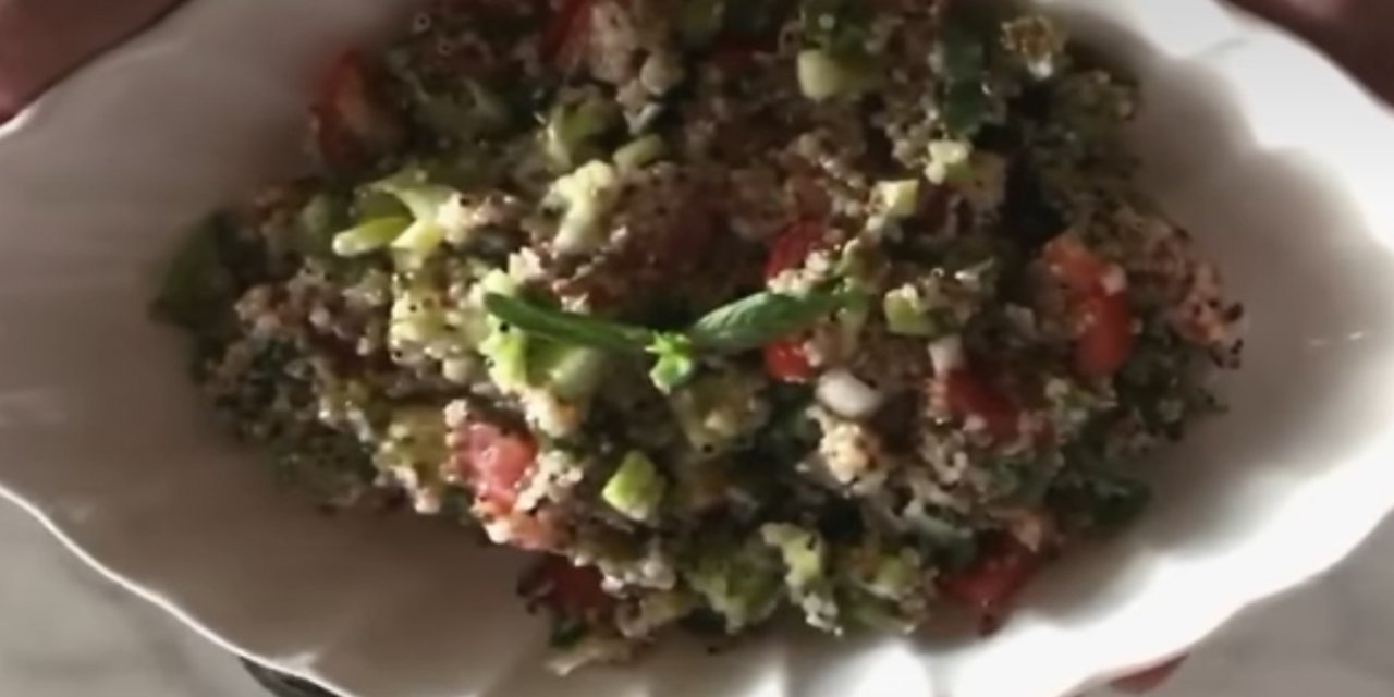 Bugün ne yapsam diyenlere farklı bir lezzet. Bezelyeli Kinoa Salatası tarifi..