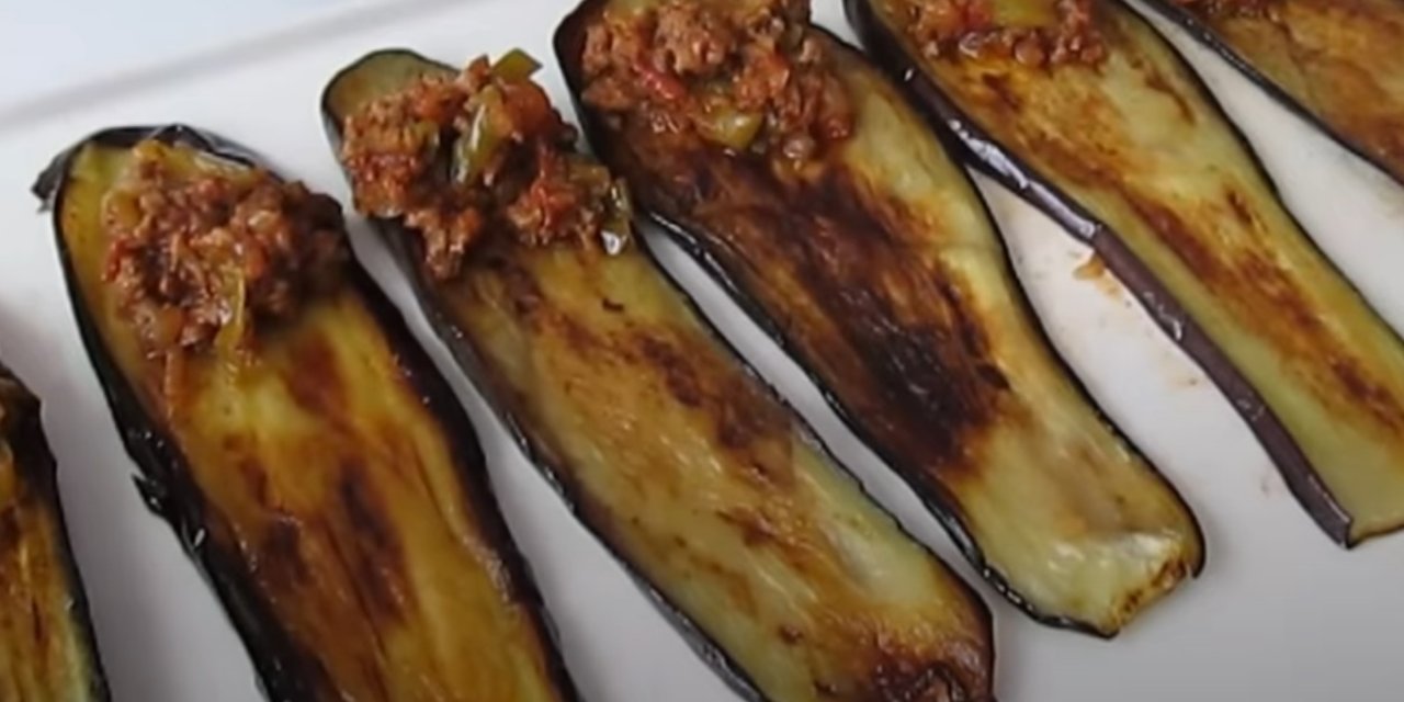 Bugün ne pişirsem diyenlere. Yağ çekmeyen çok farklı Zeytinyağlı Rulo Patlıcan yemeği tarifi.