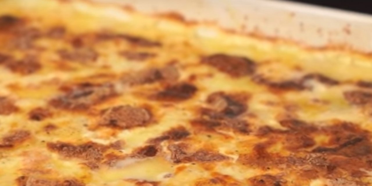 Bugün ne pişirsem diyenlere yapımı çok basit her öğüne uygun Pırasalı Ve Leziz Patates Graten tarifi..