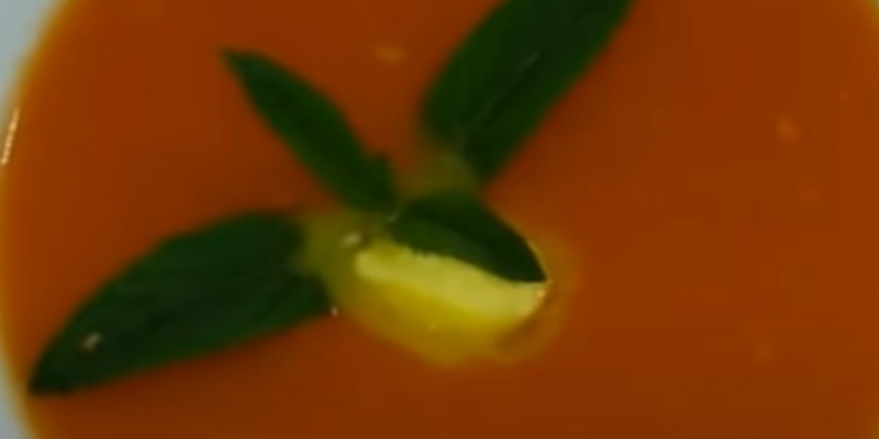 Bugün ne pişirsem diyenlere tadına doyum olmayan Közlenmiş domates çorbası tarifi..