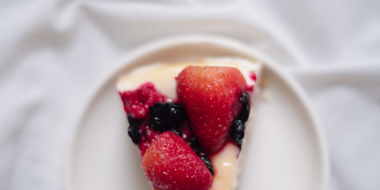 Çok Lezzetli ve Sağlıklı Hindistan Cevizli ve Çilekli Cheesecake tarifi
