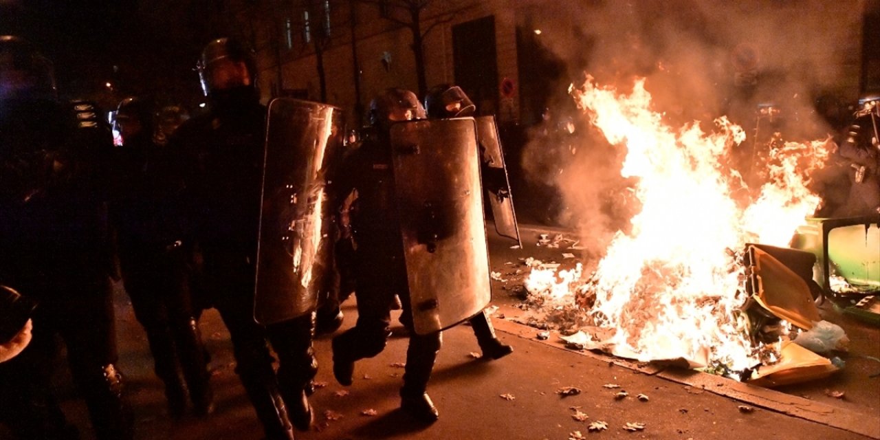 Fransız Gazeteci, Ülkenin İçişleri Bakanı Darmanin'i 'Polis Şiddetini Artırmakla' Suçladı