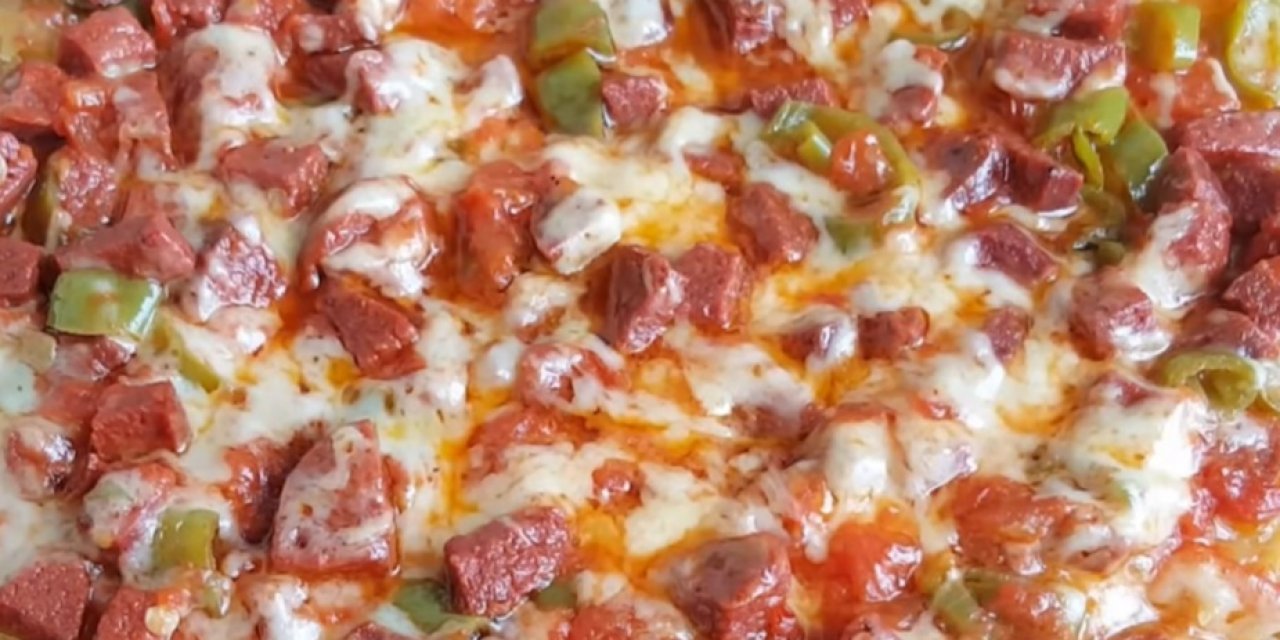 Bugün ne pişirsem diyenlere yapımı kolay. Tavada patates pizzası tarifi