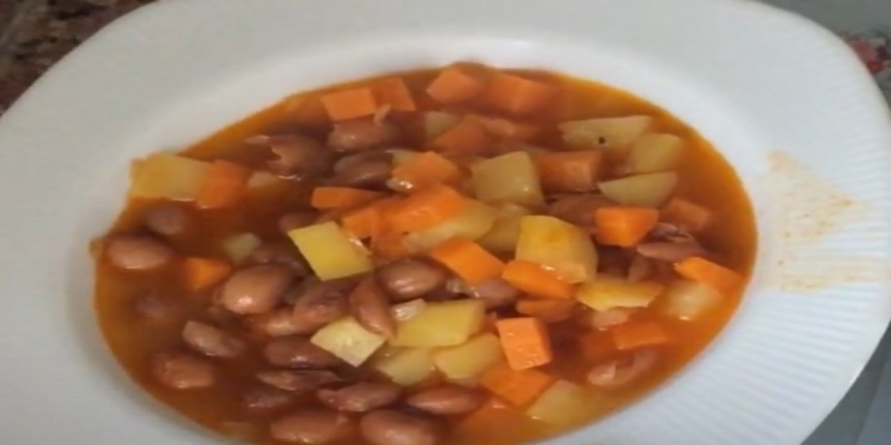 Bugün ne pişirsem diyenlere tam kıvamında en pratiğinden Zeytinyağlı Barbunya tarifi..